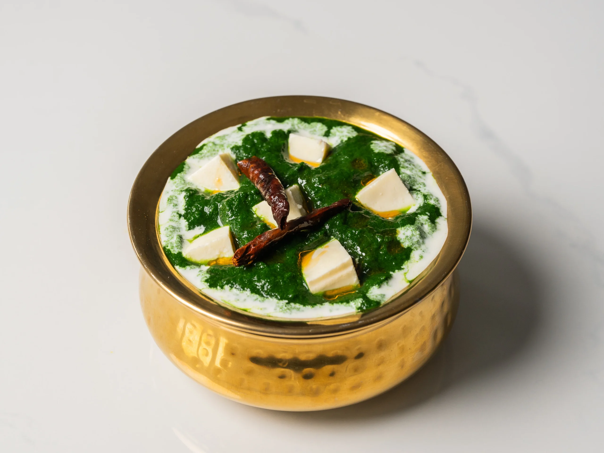 PALAK PANEER creamy spinach paneer curry Indian vegetarian dish served with naan in Den Haag PALAK PANEER creamy spinach paneer curry Indian vegetarian dish served with naan in Den Haag