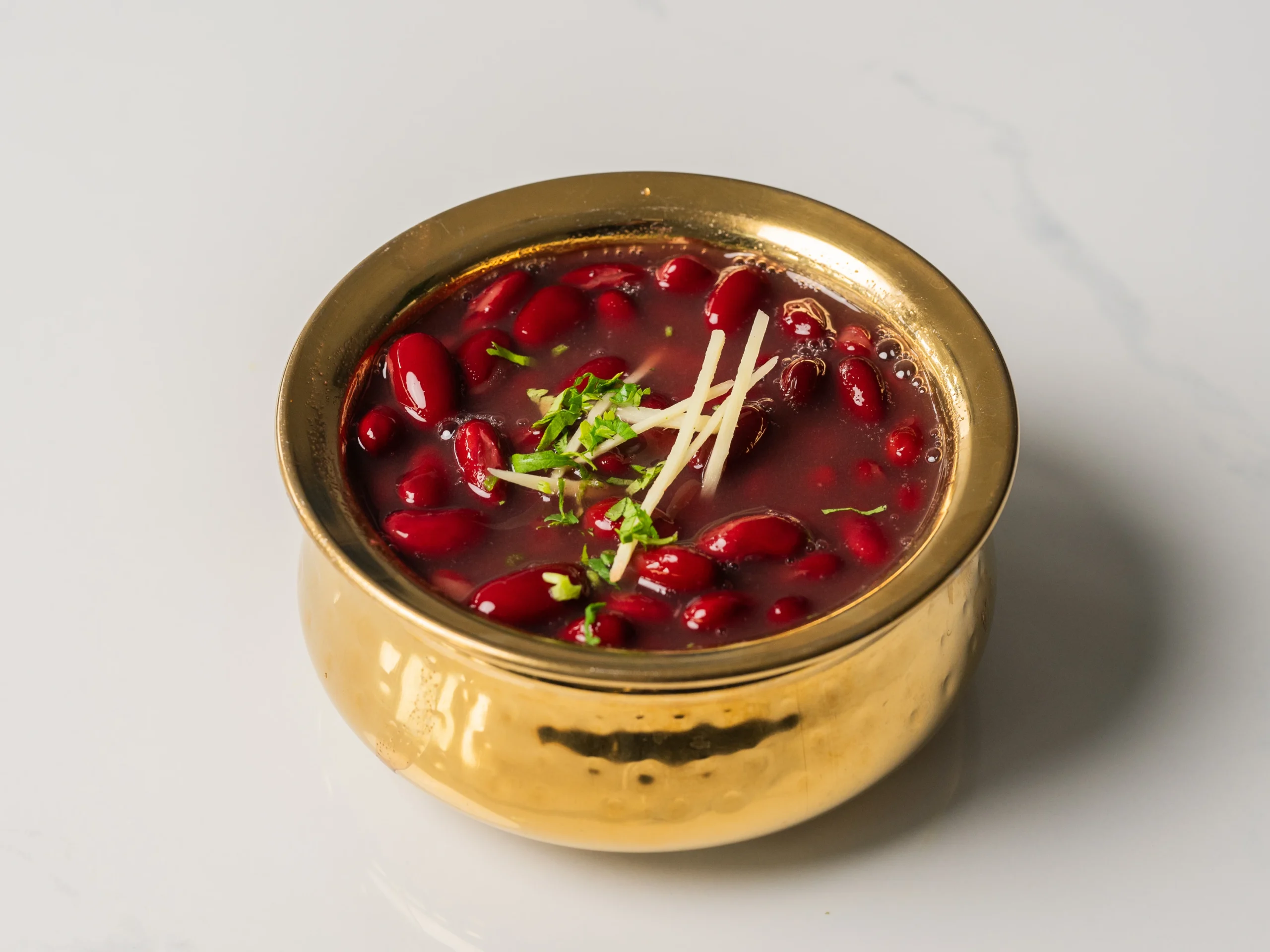 RAJMA RASEELA kidney bean curry in tomato gravy Indian vegetarian dish served with naan in Den Haag RAJMA RASEELA kidney bean curry in tomato gravy Indian vegetarian dish served with naan in Den Haag