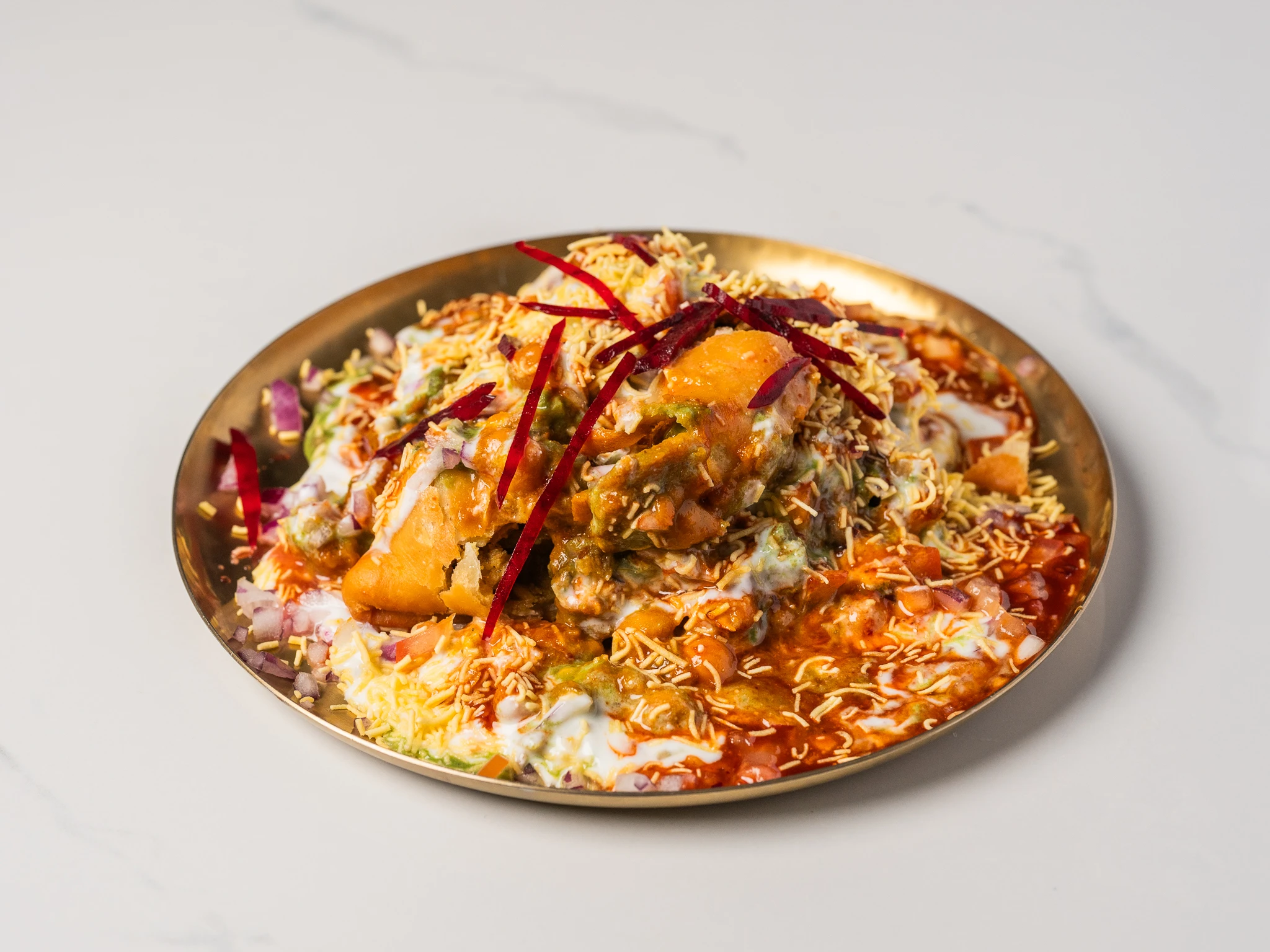 Veg samosa chaat with yogurt mint and tamarind chutney Indian chaat in Den Haag Veg samosa chaat with yogurt mint and tamarind chutney Indian chaat in Den Haag